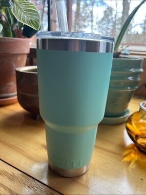 Yeti Powder-Coated Seafoam Tumbler with Clear Lid/Straw